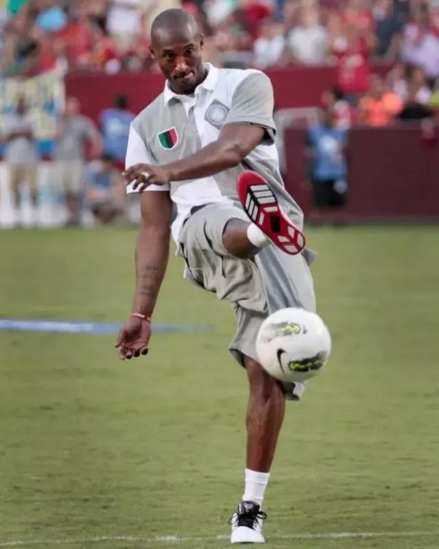 皮亚尼奇重返尤文训练基地，与斯帕莱蒂、基耶利尼合影