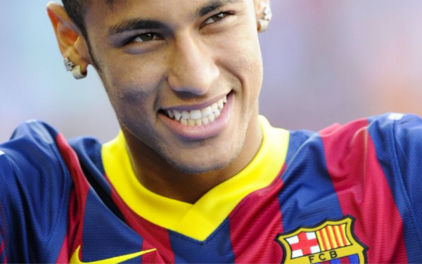 两位体坛巨星会面，樊振东欢乐开怀非常松驰，齐达内眼中充满欣赏