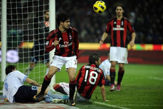 记者：西海岸外援戴维森返回巴西接受鼻梁手术，恢复期3个月