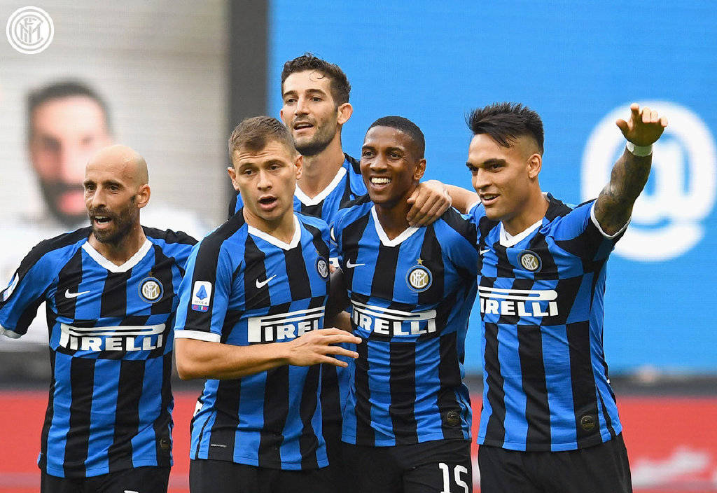 白衣下边是红衣，香港行期间一阿森纳球迷卧底在热刺球迷看台