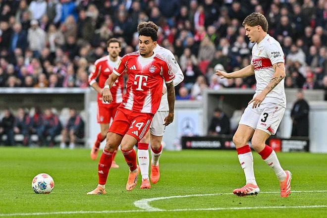 詹姆斯背身单打得分，引领球队节奏