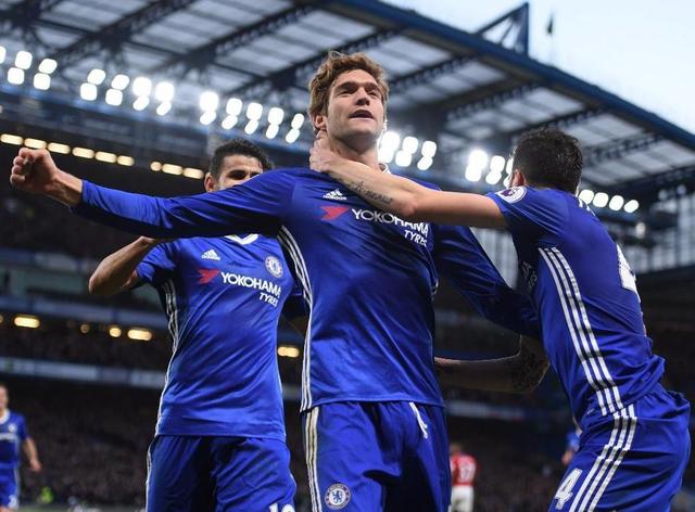 斯洛特执教利物浦遭遇挑战，进攻防守问题突出，萨拉赫争议，压力倍增。